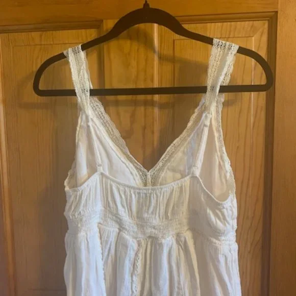 Lace Trim Flowy Tanktop - Picture 2 of 3